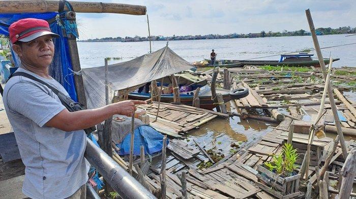 Kondisi dermaga yang memprihatinkan, yakni di Pelabuhan Pasar Kota Marabahan, Kabupaten Barito Kuala (Batola), Provinsi Kalimantan Selatan, Selasa (23/5/2023).