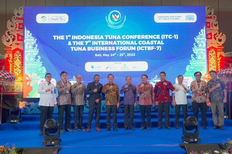 Menteri Kelautan dan Perikanan Sakti Wahyu Trenggono membuka pertemuan The 1st Indonesia Tuna Conference (ITC-1) and The 7th International Coastal Tuna Business Forum (ICTBF-7) di Bali, Rabu (24/5/2023). Pertemuan internasional yang berlangsung dua hari tersebut salah satunya bertujuan mengarusutamakan Harvest Stategy pengelolaan tuna di perairan kepulauan Indonesia untuk menjaga populasi dan meningkatkan daya saing produk perikanan tersebut di pasar global.