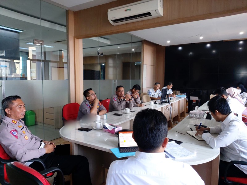 Tim Pembina Samsat Provinsi Jawa Barat (Jabar) menggelar rapat koordinasi terkait program kerja di Kantor Badan Pendapatan Daerah (Bapenda) lantai 3 Bidang Pengolahan Pendapatan, Kota Bandung.