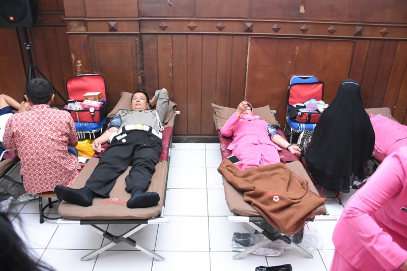 Menyambut peringatan Hari Ulang Tahun (HUT) Ke-77 Bhayangkara, Polri menggelar bakti kesehatan dalam bentuk donor darah.