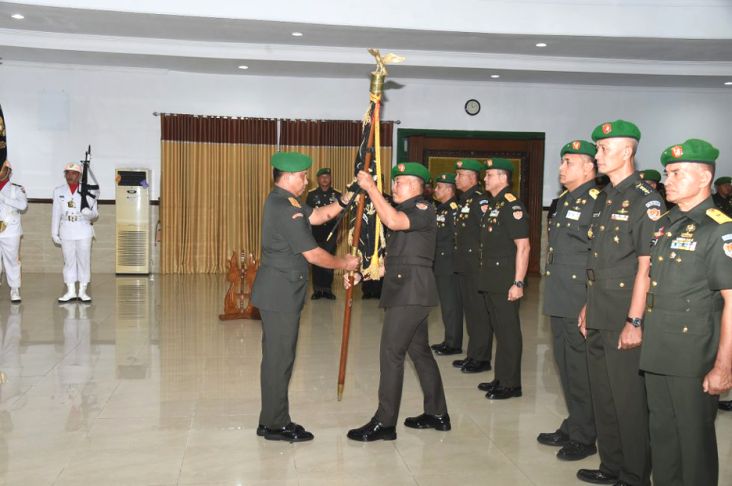 Gubernur Akmil Mayjen TNI Legowo W R Jatmiko, SIP, MM memimpin upacara Sertijab dan Tradisi Warga Akademi Militer, di Gedung Leo Kailola, Magelang, Senin (15/5/2023).