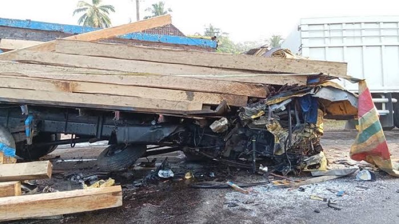 Kecelakaan melibatkan truk pengangkut kayu balok adu banteng dengan truk pengangkut pupuk di Jalan Lintas Sumatera (Jalinsum) wilayah Banyuasin, Sumatera Selatan. Foto: istimewa.