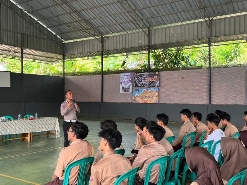 Satlantas Polres Pandeglang melalui unit kamsel melaksanakan edukasi dan sosialisasi tertib berlalu lintas di lingkungan SMAN 1 Pandeglang. Foto: istimewa.