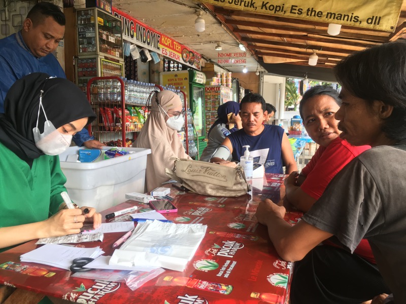 PT Jasa Raharja Perwakilan Bekasi memberikan pelayanan pengobatan gratis kepada kru bus, angkutan umum dan masyarakat di Terminal Bus Kayuringin, Bekasi Barat, Kota Bekasi.