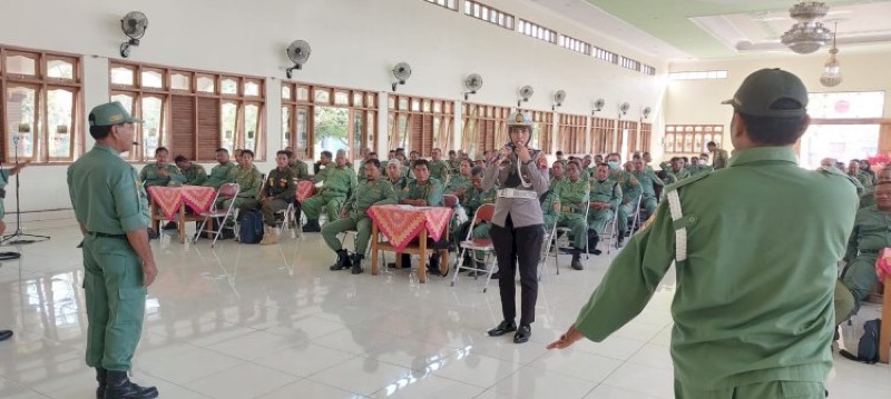 Satuan Lalu Lintas Polres Sukoharjo memberikan latihan khusus berupa teknik pengaturan lalulintas dan pengamanan siskamling kepada Satuan Perlindungan Masyarakat (Satlinmas). Foto: istimewa.