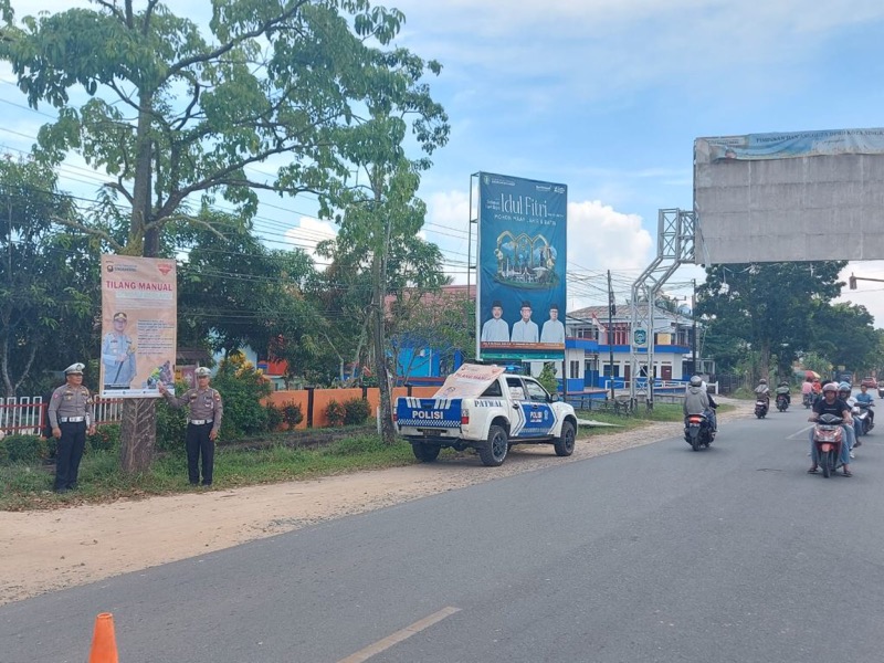 Satlantas Polres Singkawang Sabtu (27/05/2023) Satlantas Polres Singkawang gencar imbau kamseltibcarlantas kepada masyarakat, polantas mengimbau dan memasang banner pemberlakuan tilang non elektronik kepada masyarakat dan pengendara. Foto: istimewa.