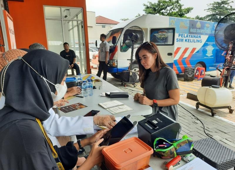 Layanan SIM Keliling Polresto Bekasi Kota tersedia di Showroom mobil BroomHive Jatiasih, Bekasi atau dekat pintu Tol Jatiasih, pada Sabtu (27/5/2023).