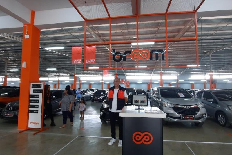 Pengunjung melihat mobil yang ada di Showroom Broomhive di Jatiasih, Bekasi pada saat peresmiannya, Sabtu (27/5/2023).