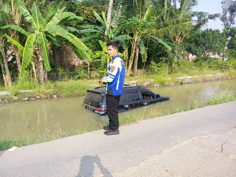 Kecelakaan tunggal dialami kendaraan Toyota Fortuner di Jalan Raya Cibeber, Cilegon, tepatnya di lingkungan Kadipaten, Kelurahan Kedalaman, Kecamatan Cibeber, Kota Cilegon. Foto: istimewa.
