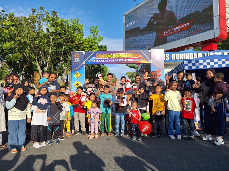 Cara unik yang dilakukan Satlantas, dengan menggelar panggung boneka tangan dengan tema mengajak masyarakat untuk tertib berlalulintas. Foto: istimewa.