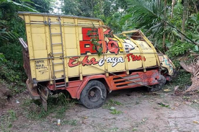 Truk angkut 22 warga Probolinggo yang alami kecelakaan. Foto: Dok. Polres Probolinggo.