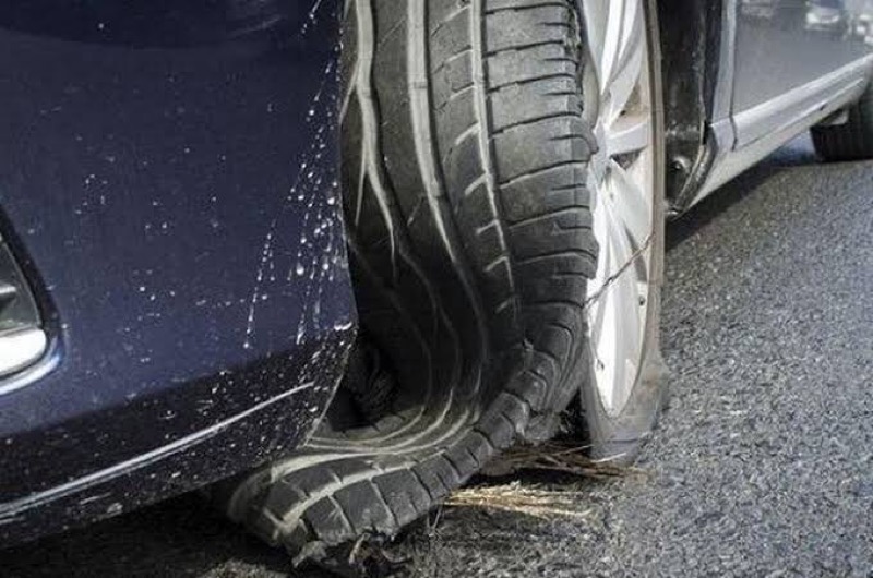 Ilustrasi mobil pecah ban. Foto: istimewa.