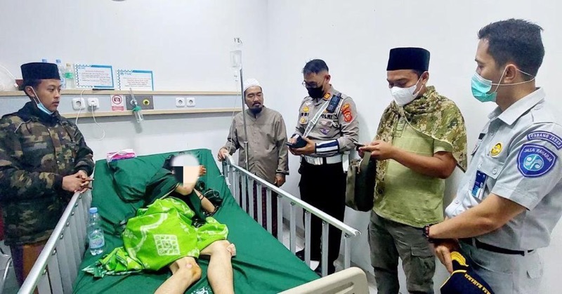 PT Jasa Raharja Perwakilan Tasikmalaya bersinergi dengan Satlantas Polres Ciamis melakukan Quick Respon dalam penanganan korban kecelakaan lalu lintas yang melibat Motor Besar (Moge) yang menyerempet seorang Santri yang sedang mengendarai sepeda motor, Minggu (28/5/2023). Foto: istimewa.