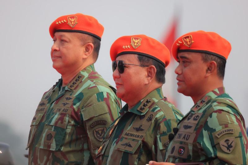 Menhan Prabowo anggota kehormatan Korps Baret Jingga didampingi KSAU Marsekal TNI Fadjar Prasetyo.