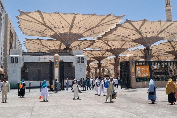 Suasana Masjid Nabawi, Madinah, Arab Saudi.