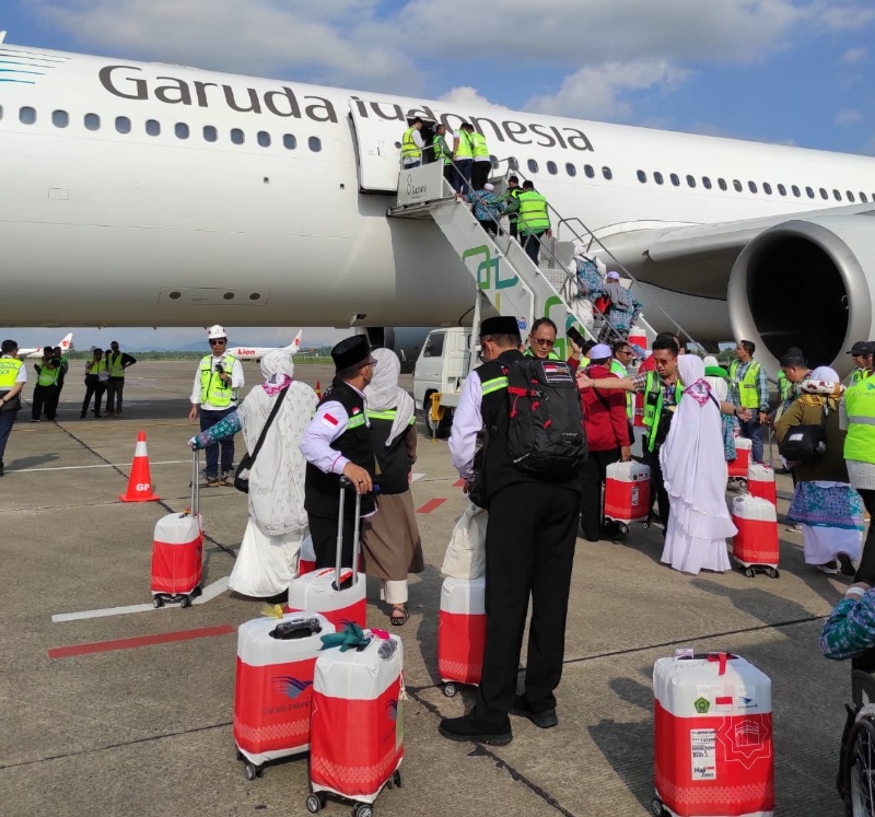 Jemaah haji Indonesia dengan maskapai Garuda Indonesia