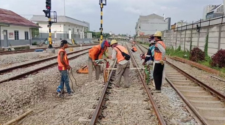 Pengerjaan jalur rel di Stasiun Ciroyom. (Instagram)
