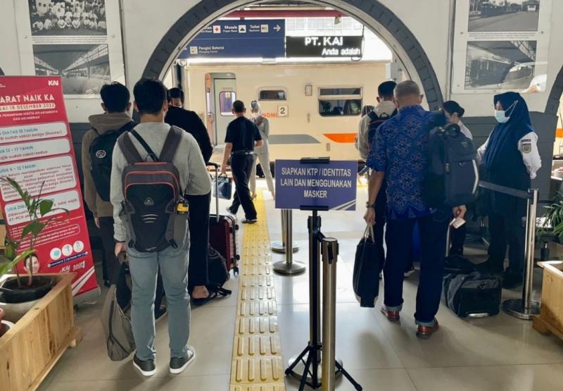 Penumpang hendak naik kereta api di Stasiun Pasar Senen. (Foto:Humas KAI)