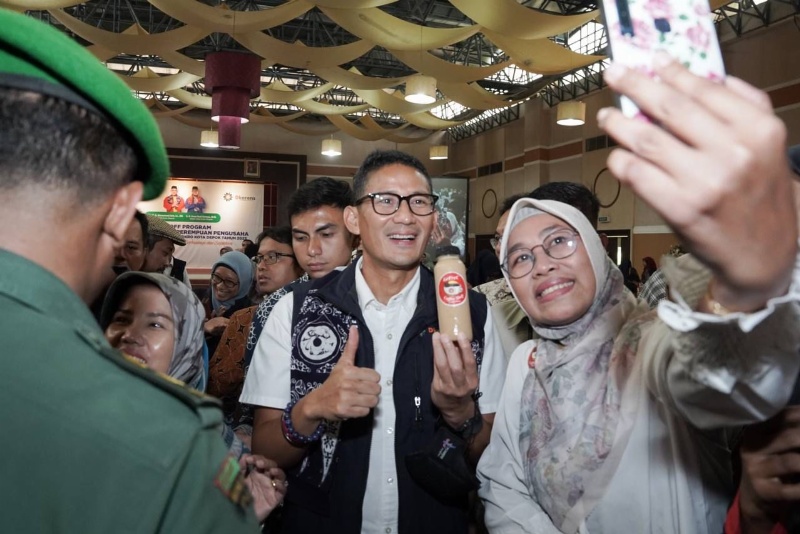 Menparekraf Sandiaga Uno bersama pelaku UMKM