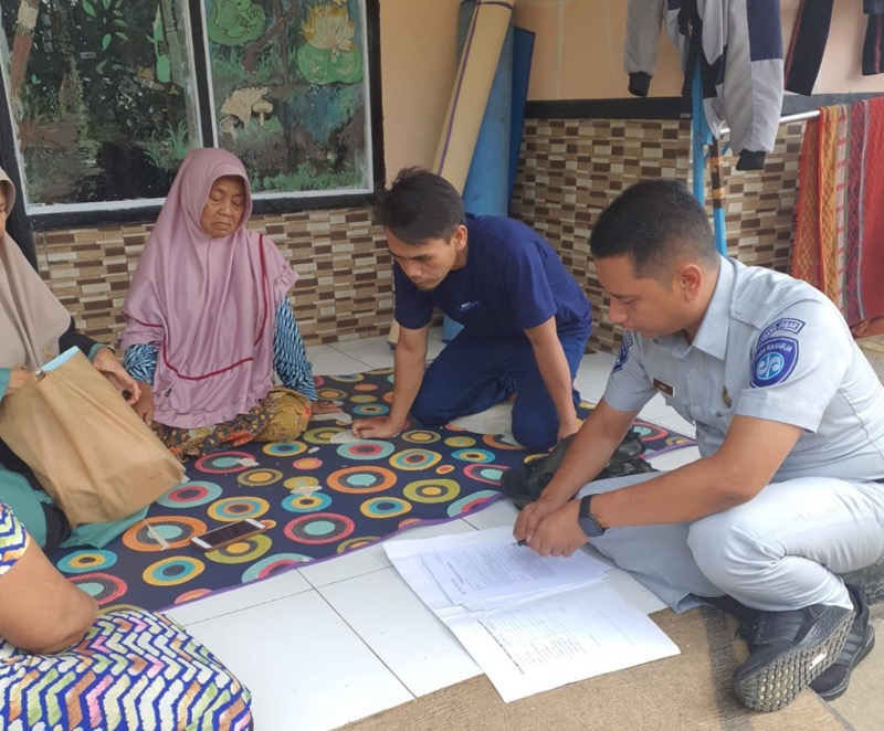 Penanggung Jawab Jasa Raharja Samsat Kabupaten Bandung I, R Andi Nurjaman melakukan Survey TKP dan menerbitkan Guarantee Letter kepada korban. Foto: istimewa.