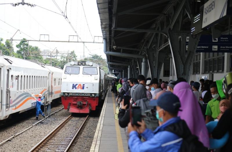 Stasiun Kereta Api dipenuhi penumpang yang hendak berangkat. (Foto:Humas KAI)