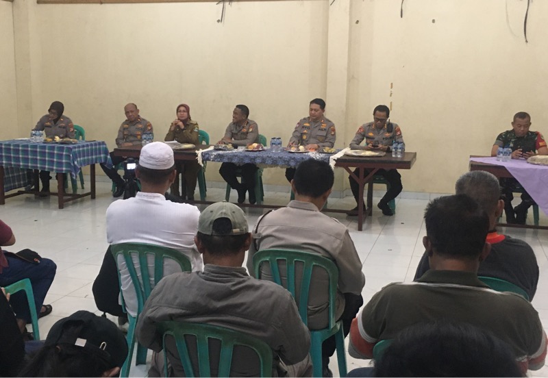 Polres Metro Bekasi Kota gelar Program Rembug Warga. Program Kapolres dalam mendekatkan Polisi dengan warga Kota Bekasi dalam mendengar, Mencatat dan memberikan Solusi terkait permasalahan warga khususnya tentang Kamtibmas.