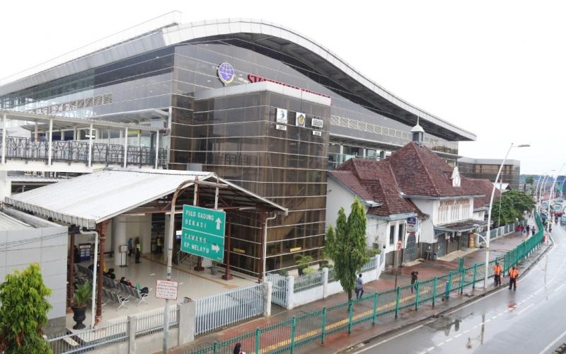 Stasiun Jatinegara pada besok Kamis 1 Juni 2023 akan melayani keberangkatan penumpang KA Jarak Jauh. (Foto:Humas KAI)