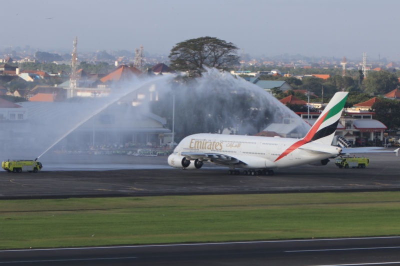 Pesawat Emirats A380-800 tiba di Bandara Ngurah Rai Bali
