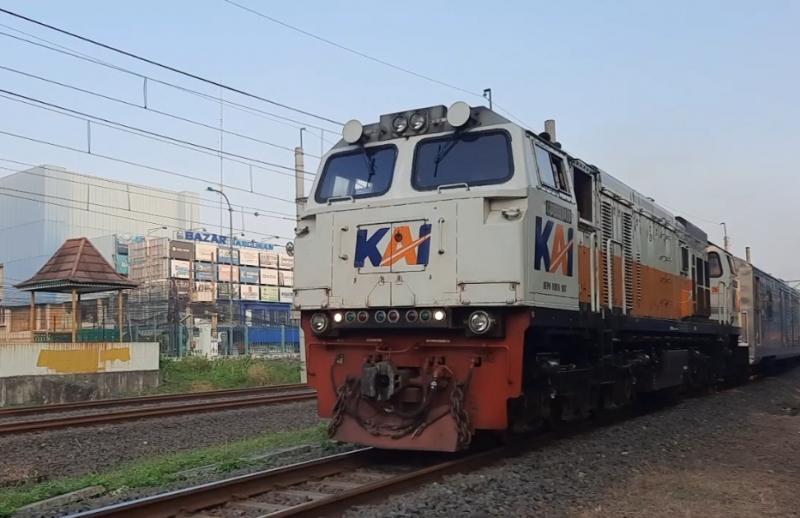 KA Argo Semeru relasi Jakarta-Surabaya melintas di jalur Bekasi pada Kamis (1/5/2023).