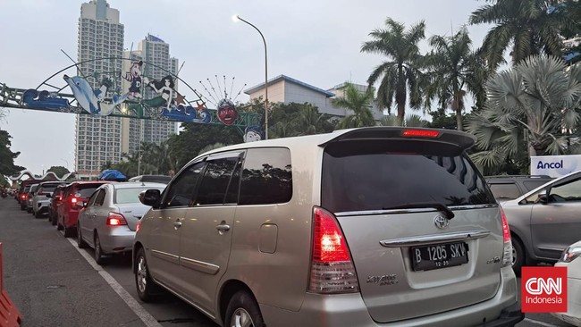  Antrean mobil tampak mengular di gerbang kawasan Ancol, Jakarta, Kamis (1/6).