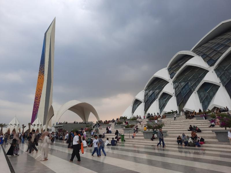 Masjid Al Jabbar ramai pengunjung pada Kamis (1/6/2023).