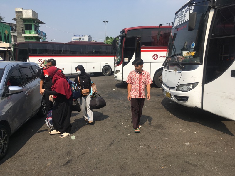 Calon penumpang bus AKDP yang tiba di Terminal Induk Kota Bekasi.