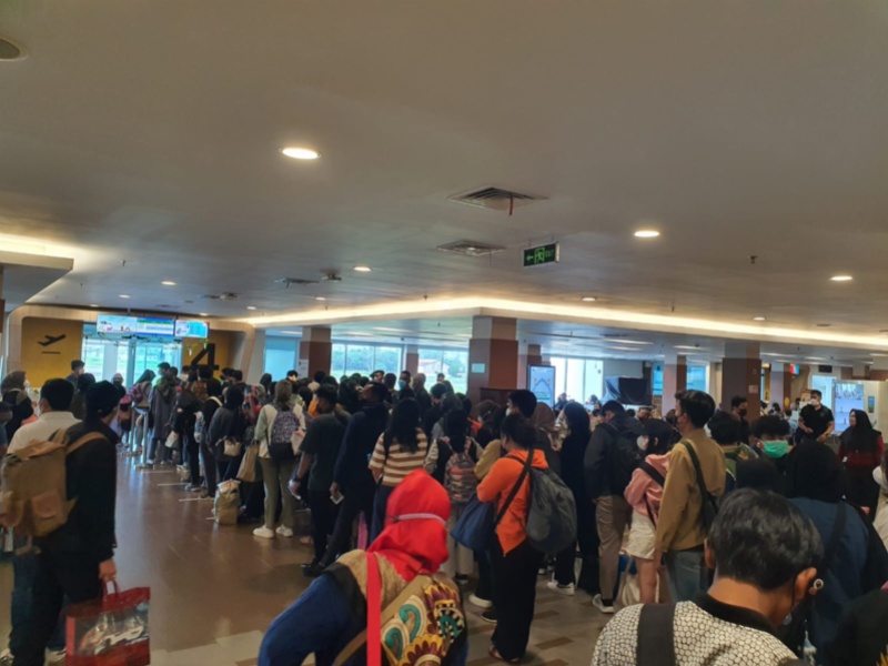 Suasana ramai penumpang di Bandara Husein Sastranegara