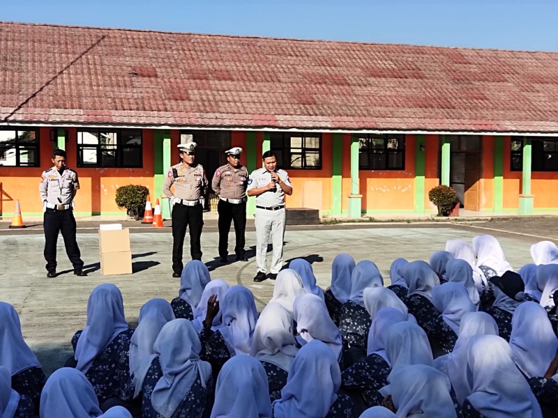 PT Jasa Raharja Cabang Utama Jawa Barat bersama Polresta Bandung dan Dinas Perhubungan (Dishub) Kabupaten Bandung melaksanakan Kegiatan Socio Engineering berupa Kampanye Safety Riding di SMKN 1 Soreang.