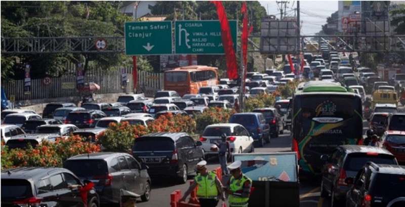 Kondisi arus lalulintas kawasan Puncak, Kabupaten Bogor, mulai diserbu wisatawan saat libur long weekend pada Kamis pagi.