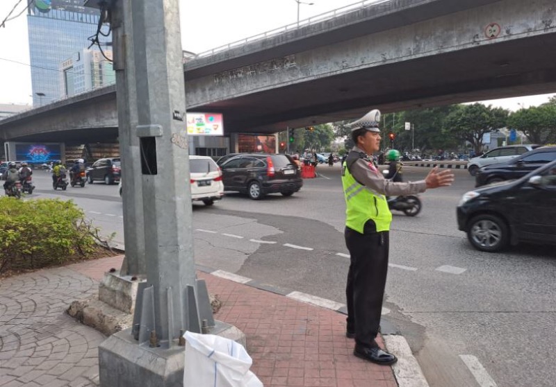 Kondisi arus lalu lintas di Jalan Gatot Subroto (Gatsu), Pancoran, Jakarta Selatan, yang mengarah ke Semanggi, Jakarta Pusat terpantau landai di long weekend pagi ini.