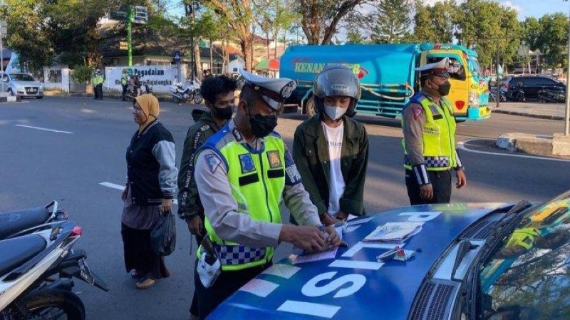 Mulai Kamis 1 Juni 2023, Polisi akan kembali menerapkan tilang manual terhadap pelanggar lalu lintas.