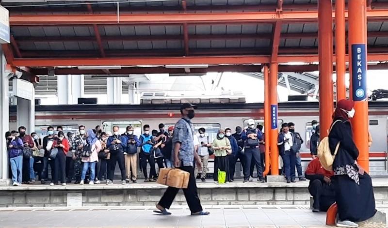 Penumpang menanti KRL di Stasiun Bekasi.(Ilustrasi)