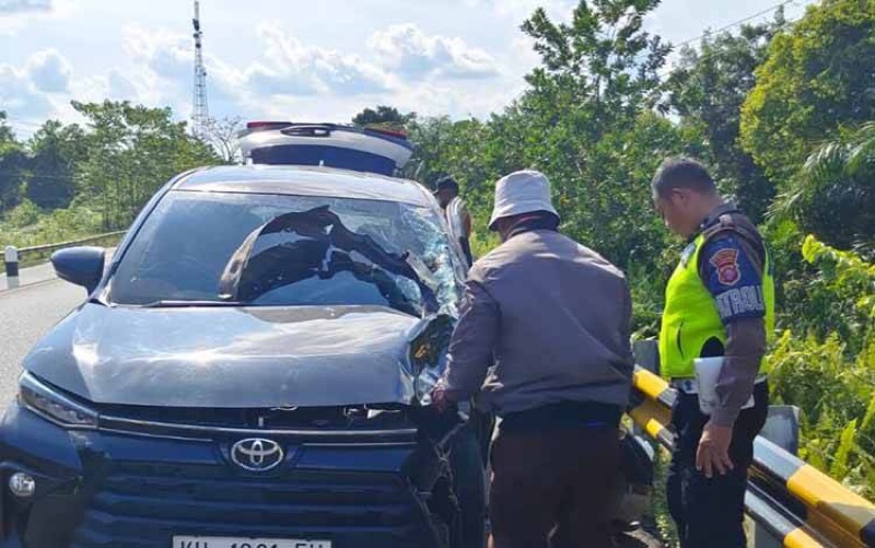 Toyota Avanza yang terlibat kecelakaan dengan sepeda motor di Palangkaraya. Foto: istimewa.