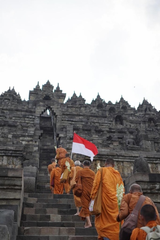Para Bikhu tiba di Taman Wisata Candi Borobudur