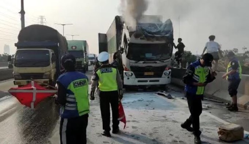 Truk terbakar di Tol Wiyoto Wiyono arah Ancol.