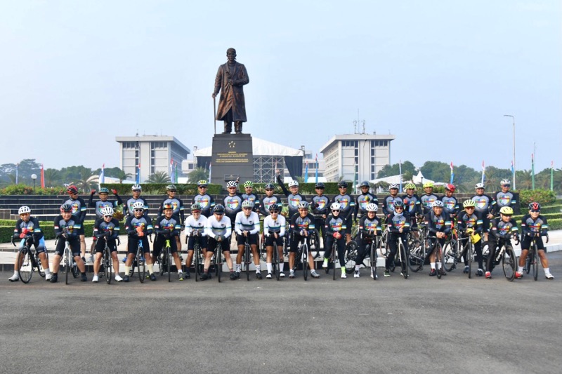 Kepala Korps Lalu Lintas (Kakorlantas) Polri Irjen Pol Firman Shantyabudi bersama para Alumni Akademi Kepolisian (Akpol) dan Persaudaraan Akademi Angkatan Bersenjata Republik Indonesia (Akabri) 1988 mengikuti gowes bersama atau bersepeda santai di pagi hari.