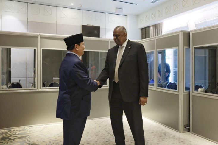 Menhan Prabowo Subianto bertemu dengan Menhan Amerika Serikat Lloyd J. Austin III di sela-sela IISS Shangri-La Dialogue ke-20 di Singapura.