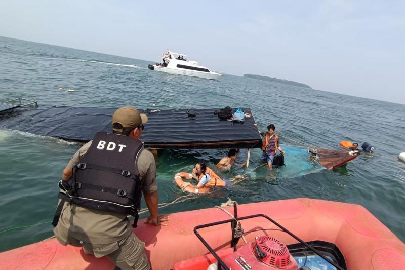 Proses evakuasi kapal tenggelam di perairan Kepulauan Seribu pada Sabtu (3/6/2023).(Dok. Damkar Kepulauan Seribu)