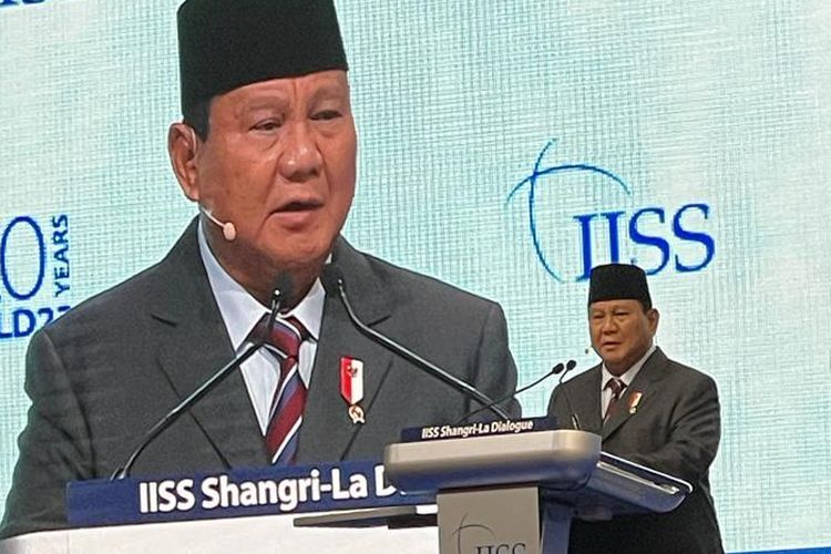 Menteri Pertahanan (Menhan) Prabowo Subianto saat menjadi panelis pada pembahasan `Resolving Regional Tensions` di Pertemuan Shangri-La Dialogue di Singapura, Sabtu (3/6/2023).