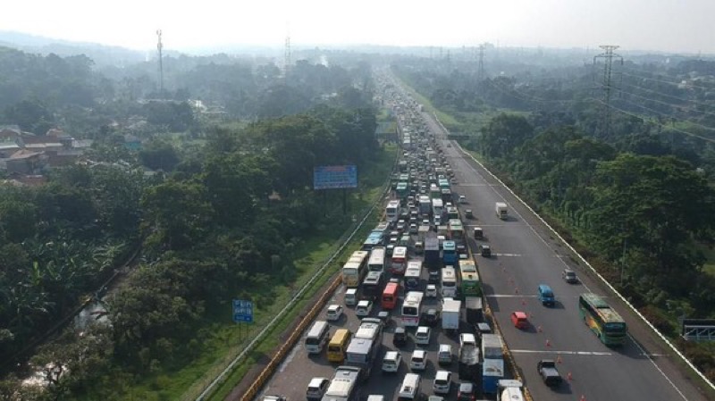 Satlantas Polres Bogor memberlakukan sistem satu arah atau one way arah Jakarta di Jalan Raya Puncak, Bogor, Jawa Barat. Foto: istimewa.