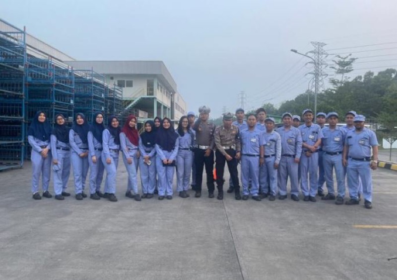 Tingkatkan kesadaran disiplin berlalu lintas, Satlantas Polres Karawang Polda Jabar melaksanakan sosialisasi Kamseltibcar Lantas di PT. Hiruta Karawang. Foto: istimewa.