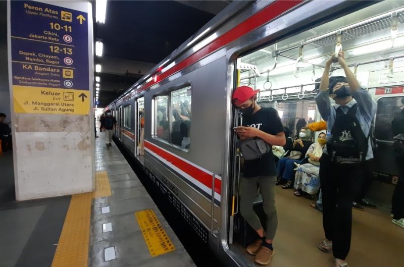 Suasana di Stasiun Manggarai pada Senin (5/6/2023).