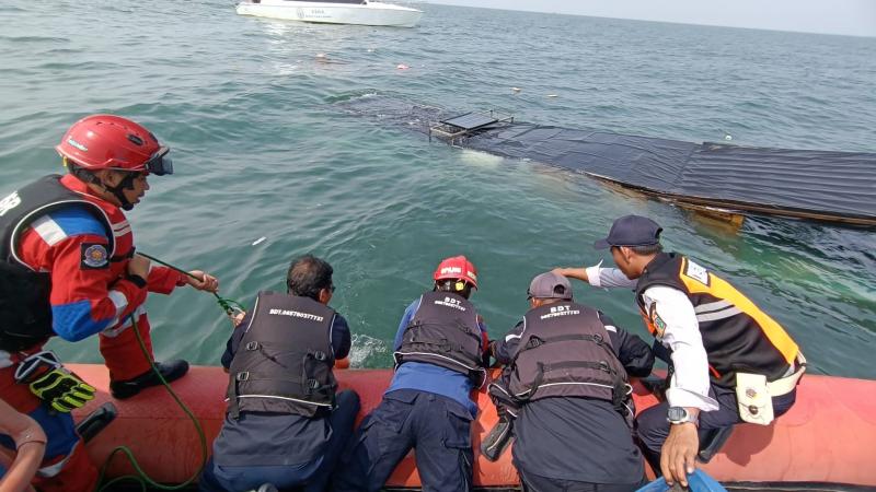Evakuasi kapal tenggelam di Kepulauan Seribu