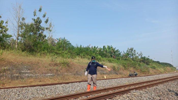 Tim Inafis Polres Madiun olah TKP seorang nenek yang tertabrak kereta api, di jalur hilir KM 140+5, Dusun Mangir RT 31 RW 9, Desa Sidorejo, Kecamatan Saradan, Senin (5/6/2023) pagi.